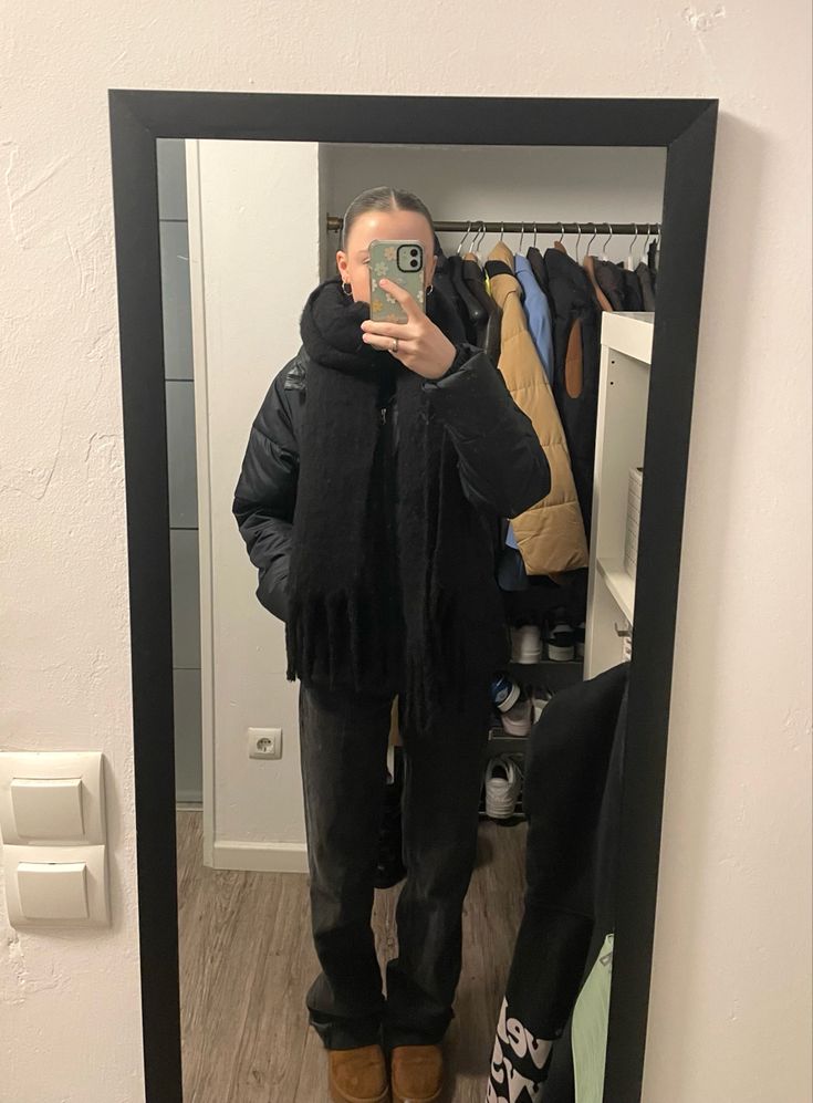 Oversize Scarf Outfit, Scarf Inspo Outfit, Scarf And Jacket Outfit, Winter Blouse Outfit, Chunky Winter Scarf, Chunky Scarf Outfit Aesthetic, Winter Fits Scarf, Winter Fits With Scarf, Black Scarf Outfit Winter