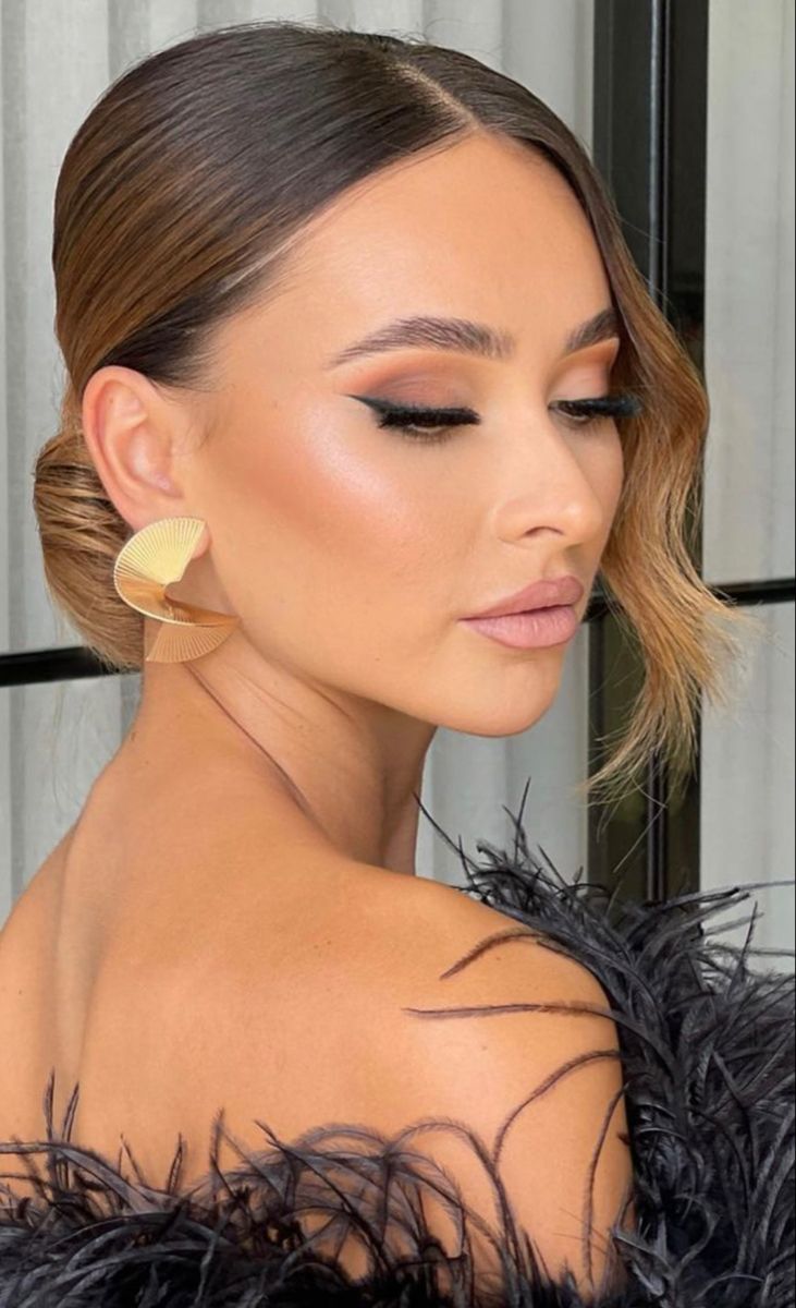 Classy Low Bun Hairstyles, Glam Hairstyles For Medium Hair, New Year’s Eve Hairstyles, Down Bun, No Make Up Make Up Look, Blonde Hair Makeup, Glam Wedding Makeup, Prom Eye Makeup, Braut Make-up