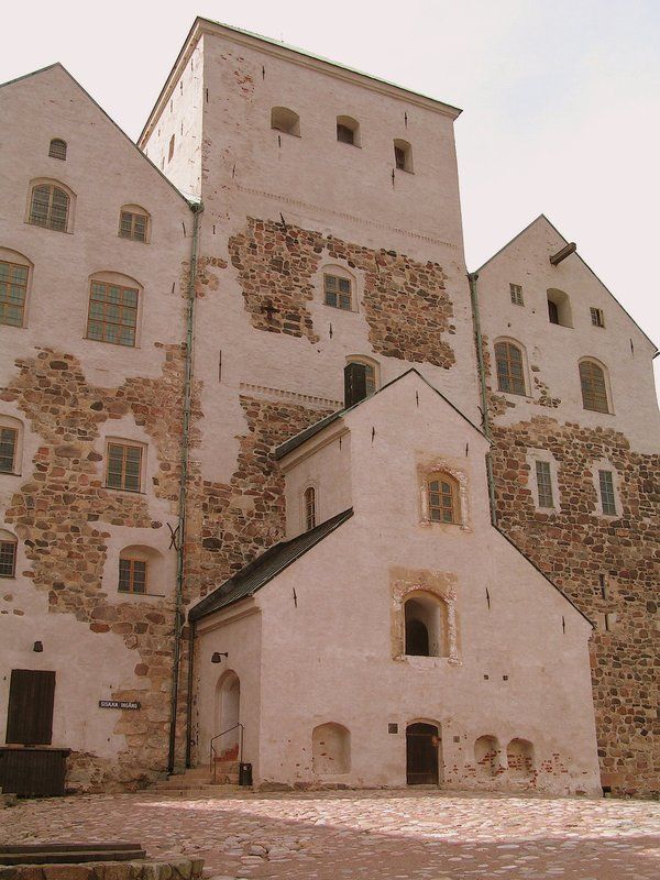 an old stone building with several windows on the side