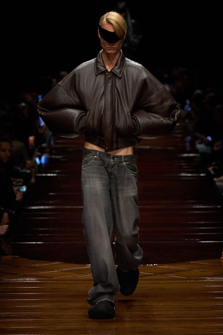 Balenciaga Spring 2025 Ready-to-Wear https://www.vogue.com/fashion-shows/spring-2025-ready-to-wear/balenciaga/slideshow/collection#19 Balenciaga Menswear, Balenciaga Aesthetic, Abercrombie And Fitch Outfit, Balenciaga Runway, Manish Fashion, Balenciaga Spring, Balenciaga Style, Paris Fashion Week Runway, Spring 2025