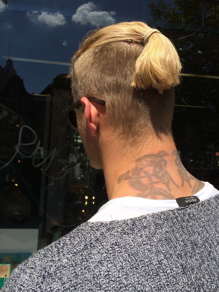 XXl Century. The Future is Now! Actor Alexander Ludwig from History Channel "Viking", sporting an undercut ponytail. Undercut Ponytail, 2017 Hair Trends, Undercut Styles, Alexander Ludwig, Viking Hair, High Fade, Travis Fimmel, Mens Hair Trends, Fade Haircuts