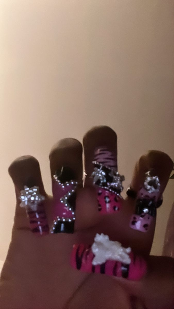 Ongles Goth, Ongles Bling Bling, Punk Nails, Duck Nails, Square Nail Designs, Goth Nails, Y2k Nails, Hello Kitty Nails, Really Cute Nails