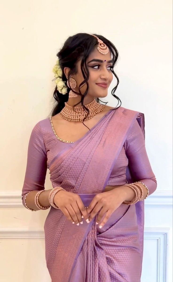 Bridesmaid Saree Look Traditional, South Saree Blouse Design, South Indian Fashion Saree, Sarees For Wedding Guest, Simple Saree Look For Wedding, Traditional South Indian Saree Look, South Indian Bridesmaids Saree, Saree Styles Traditional, South Indian Wedding Guest Outfit