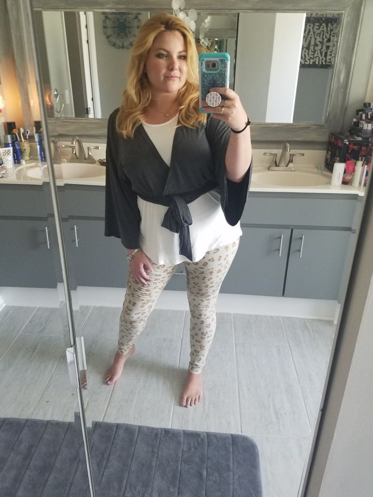 shopwithaliciab.com  This outfit is amazing! I'm wearing a medium kimono tie top, medium essential tank and medium moto jeggings😎 Moto Jeggings, Frill Sleeves, Soft Clothes, Boxy Tee, Bra Straps, Tie Top, Quality Clothing, Jeggings, Two Piece Pant Set