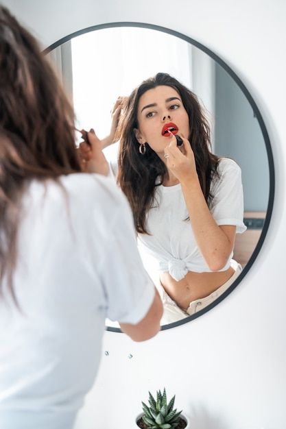 Woman Applying Lipstick, Looking At Mirror, Woman Mirror, Applying Lipstick, Mirror Photography, Perfect Lipstick, Women Lipstick, 사진 촬영 포즈, How To Apply Lipstick