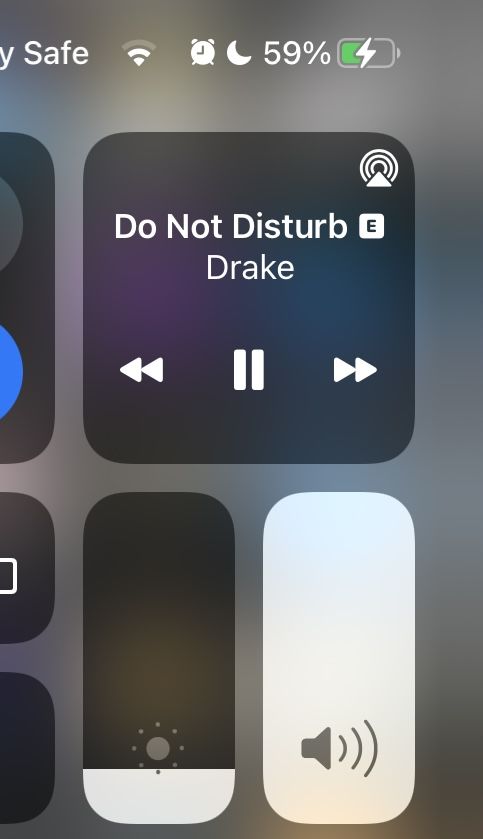 an iphone screen showing the do not disturb and don't diale buttons on it