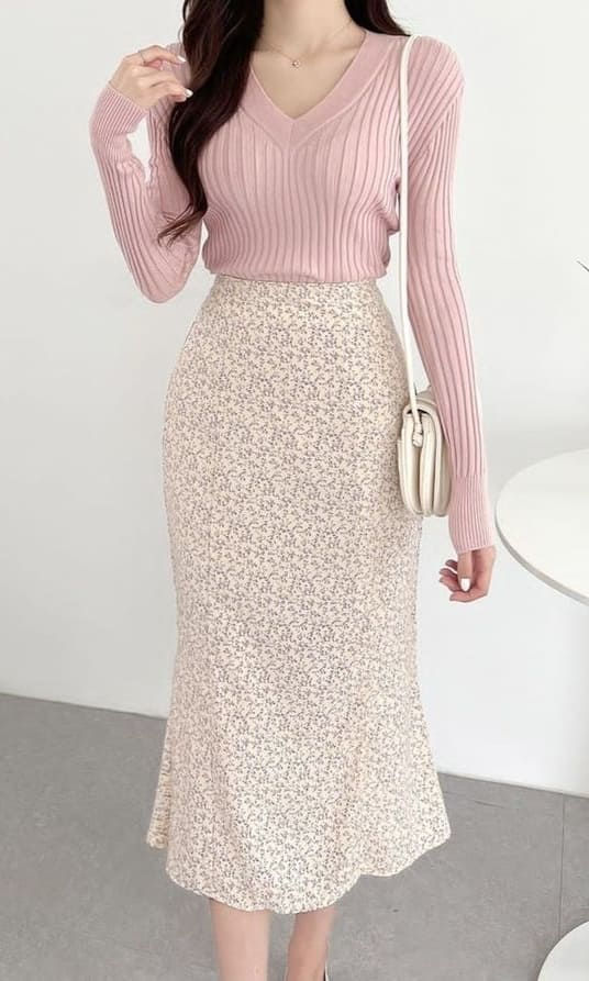 Korean valentines day outfit: pink sweater and floral maxi skirt Modest Girly Outfits, Outfit Korean Style, Modesty Outfits, Cute Modest Outfits, Pakaian Feminin, غرفة ملابس, Everyday Fashion Outfits, Casual Day Outfits, Mein Style