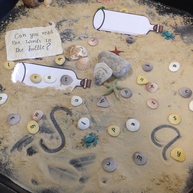 a sand tray with sea shells and writing on it that says, can you read the words in the bottle?