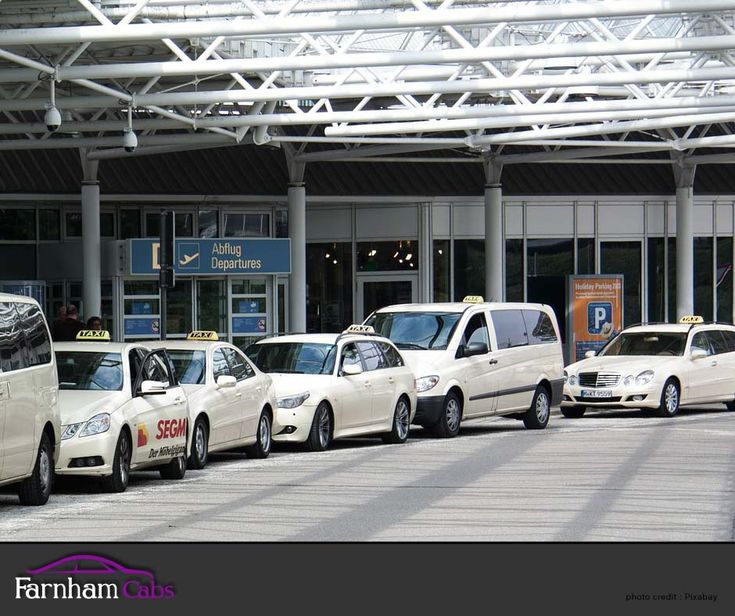 a row of cars parked in front of a building