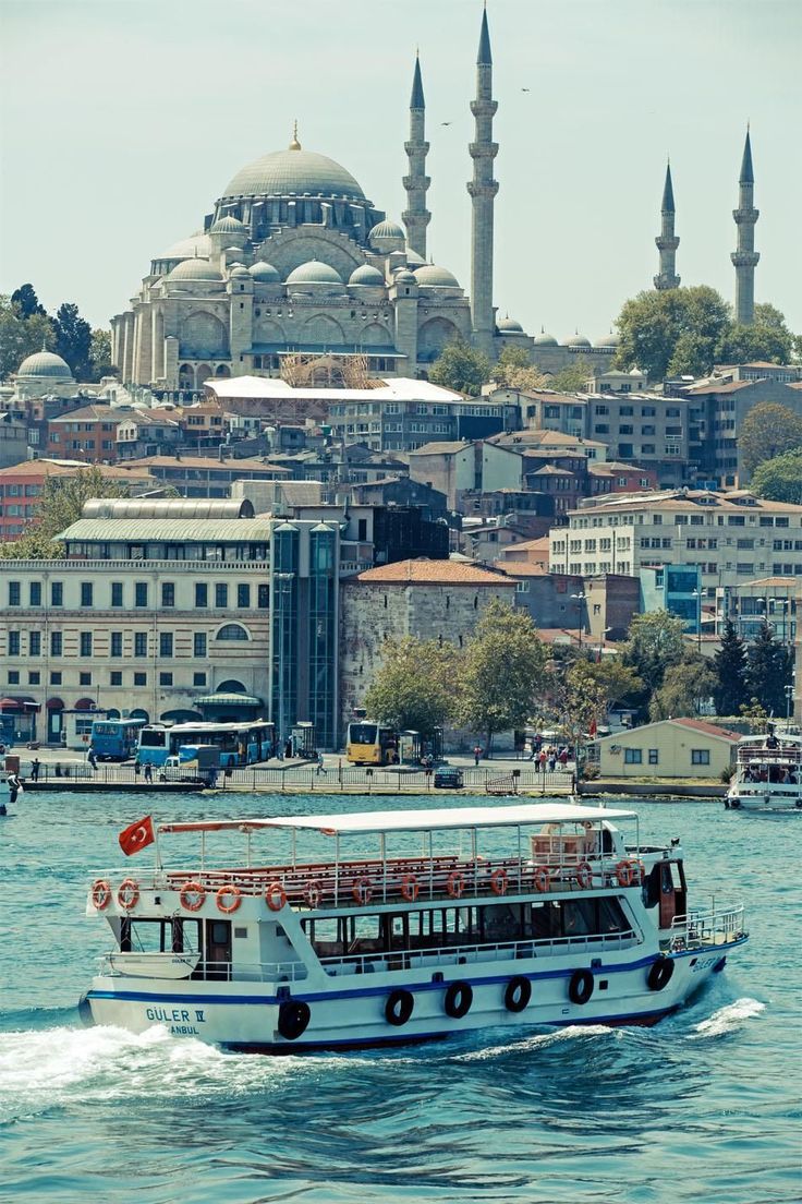 a boat is traveling through the water in front of some buildings