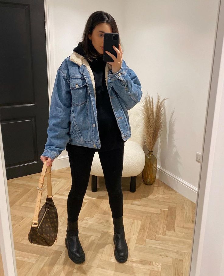 Winter Jeans Jacket Outfit, Winter Outfit Denim Jacket, Winter Outfits With Denim Jackets, Oversized Demin Jacket Outfit Winter, Jean Jacket Winter Outfits Women, Denim Winter Jacket Outfit, Borg Denim Jacket Outfit, Outfit With Jacket Jeans, Jeans Jacket Winter Outfit