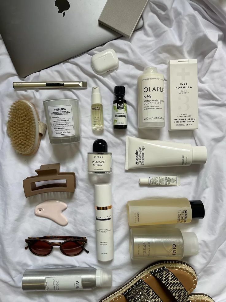 Self Care Kit Aesthetic, Clran Girl Asthetic, Ckean Girl Asthetic, It Girl Energy Aesthetic, Clean Girl Aesthetic Must Haves, Feel Good Aesthetic Photos, It Girl Accessories, Glow Up Inspo Aesthetic, Clean Girl Accessories