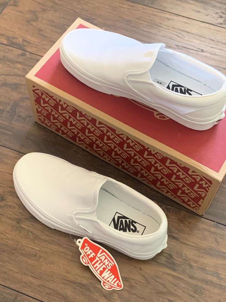 White Slide On Vans, Women’s Slip On Vans, Vans White Slip Ons Outfit, Outfits With White Vans Slip Ons, White Vans Aesthetic, White Vans Slip On Outfit, Vans White Outfit, Vans White Slip Ons, Slip On Vans Outfit