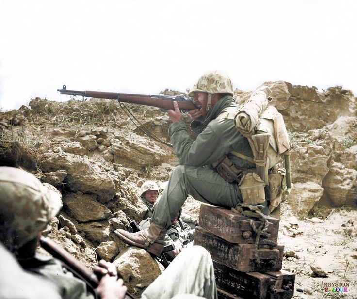 An American Marine aiming his Garand M1 rifle Battle Of Peleliu, Battle Of Iwo Jima, Ww2 Photos, Iwo Jima, Wwii Photos, Colorized Photos, British Soldier, Us Marines, Military Photos