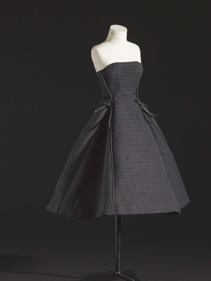 Dior Cocktail Dress, Dressy Dresses, Elie Saab, Capsule Wardrobe, Christian Dior, Designer Dresses, Strapless Dress, Victorian Dress, Vintage Outfits