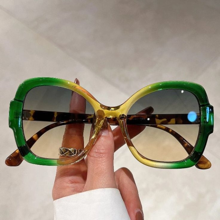 Frame Color: Multicolor (Green, Brown, Clear). Shape: Butterfly Shaped Frame. Material: Pc New In Box. Never Worn. Fashion Glasses Not For Prescription Use. Boho Sunglasses, Oversized Fashion, Round Sunglasses Vintage, Oversized Round Sunglasses, Ombre Fashion, Sunglasses Women Fashion, Sports Glasses, Fashion Glasses, Oval Sunglasses