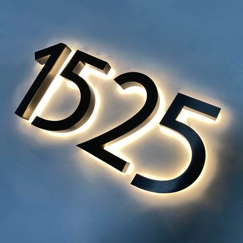 a close up of a sign with the number 525 on it