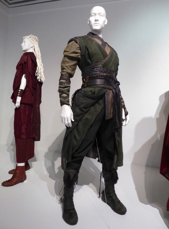 two mannequins dressed in medieval costumes