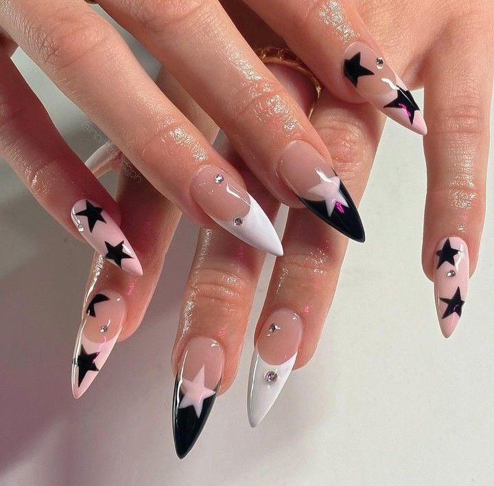 star nail ☆ (creds.: nailzzbysteph on Instagram) Stargirl Nails Aesthetic, Medium Stiletto Nails Designs, Medium Stiletto Acrylic Nails, Nail Art Designs Stiletto, Nails Stars Design, Nails Ideas Stiletto, Nail Inspo Stiletto, Stiletto Nail Ideas, Medium Stiletto