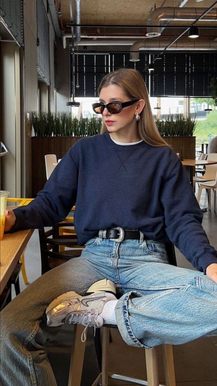 Deep Winter Outfits Aesthetic, Blue Sweater Outfit, Casual Dinner Outfits, Dinner Outfit Casual, Elegant Life, Bunny Tattoos, Blue Jean Outfits, Downtown Outfits, Nashville Outfits