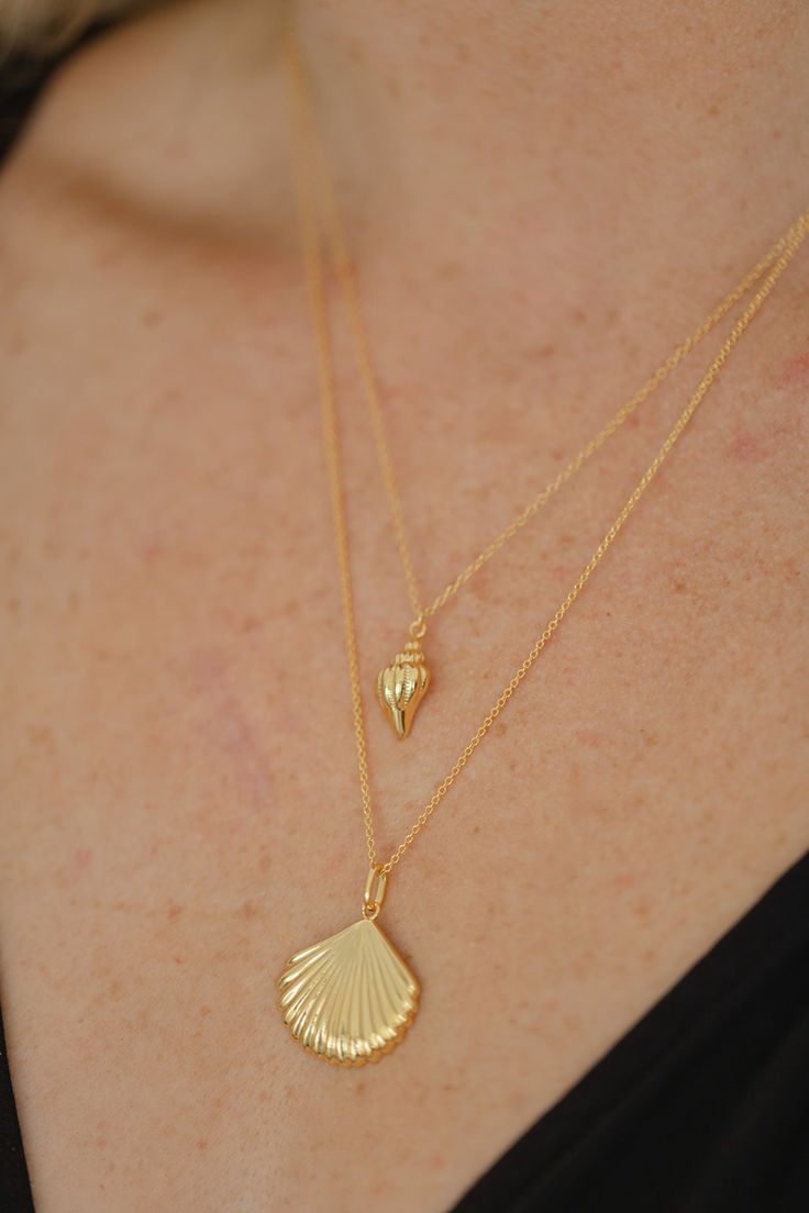 Our beautiful Gold Sanibel Necklace makes the best gift for women. The necklace is crafted from 14k gold vermeil and shaped like a flat scallop shell. Shop Coast + Cove Co for jewelry gifts, christmas gift ideas, preppy gift ideas, and teen christmas gifts this season! See something you love? Add it to your christmas wishlist this year. Preppy Gift Ideas, Girly Gifts Ideas, Preppy Gifts, Teen Christmas Gifts, Cool Gifts For Teens, Modern Gold Jewelry, Girly Gifts, Scallop Shell