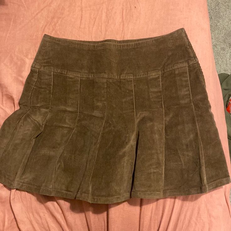 Super Cute Pleated Skirt Size S Too Big For Me :/ Vintage Pleated Skirt, Brown Skirt, Brown Fitted Mini Pleated Skirt, Cheap Brown Pleated Mini Skirt, Vintage Brown Skirts, Brown Mini Pleated Lined Skirt, Vintage Brown Skirted Bottoms, Winter Closet, Brown Skirts