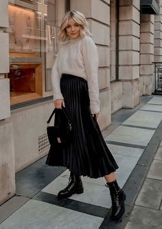 Curvy Pleated Skirt Outfit, Pleated Skirt Autumn Outfit, Pleated Long Black Skirt Outfit, Jumper And Pleated Skirt Outfit, Pleated Skirt Black Outfit, Black Satin Pleated Skirt Outfit, Pleaded Black Skirt Outfits, Quiet Luxury Fashion Winter, Black Pleated Skirt Outfit Casual