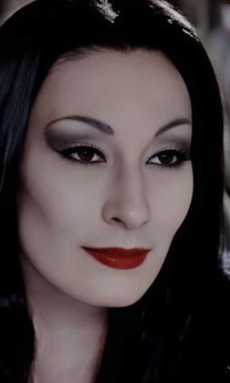 Morticia Hairstyle, Adams Family Morticia Makeup, Morticia Addams 90s, Addams Family Inspired Photo Shoot, Anjelica Huston Morticia, Morticia Adams Halloween Costumes, Morticia And Wednesday Tattoo, Wednesday Morticia Addams, Morticia Gomez Costume