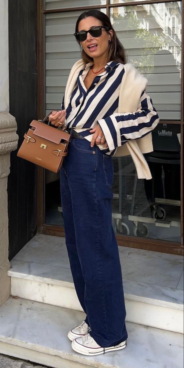 Blue Striped Blouse Outfit, Striped Blouse Outfit, Strip Blouse, Blue Striped Blouse, Zara Outfit, Outfit Inspo Fall, Street Chic, Outfits Casuales, Spring Outfits