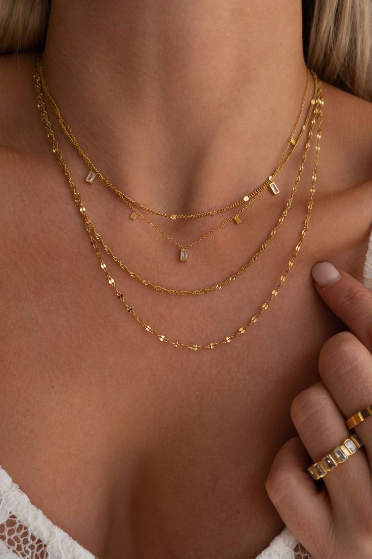 Gold Jewelry Aesthetic Elegant, Subtle Gold Jewelry, Clean Girl Gold Jewelry, Grad Jewelry Gold, It Girl Accessories, Gold Girly Jewelry, Gold Jewelry Aesthetic Outfit, Neckless Stack, Minimalistic Jewelry Aesthetic