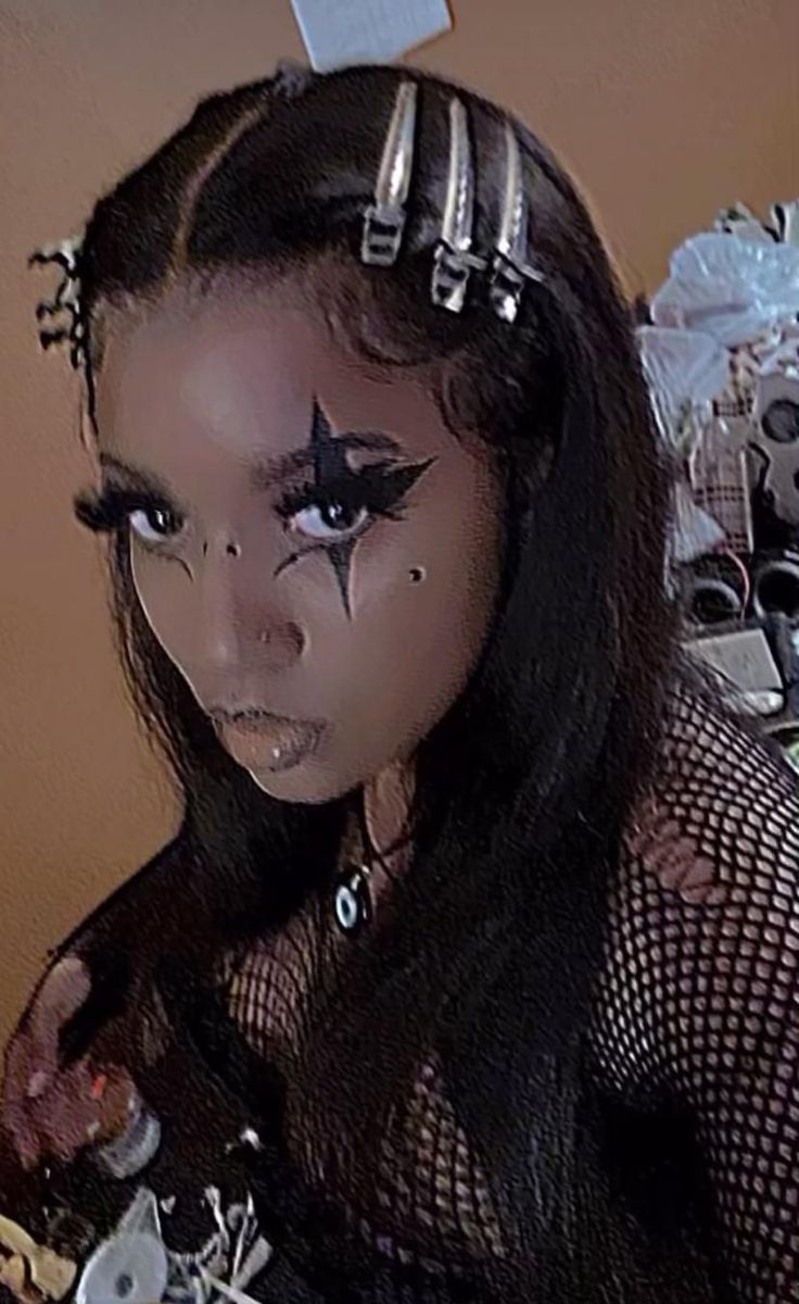 Black Alt Makeup, Makeup Alternative Grunge, Cool Eyeliner Ideas, Black Emo Girl, Black Goth Makeup, Punk Rock Makeup, Makeup Emo, Rock Makeup, Afro Goth