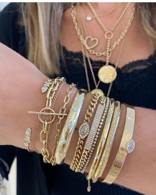 Chunky Bracelet Stack, Xoxo Jewelry, Wrist Jewelry, Luxe Jewelry, Jewelry Accessories Ideas, Dope Jewelry, Jewelry Fashion Trends, Classy Jewelry, Jewelry Essentials