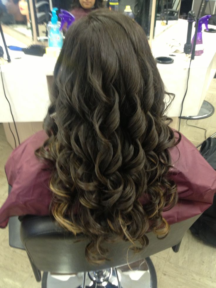 Spiral curls Spiral Hair Curls, Curls Hair, Spiral Curls, Pretty Hair, Beauty Hair, Curled Hairstyles, Messy Bun, Pretty Hairstyles, Dyed Hair