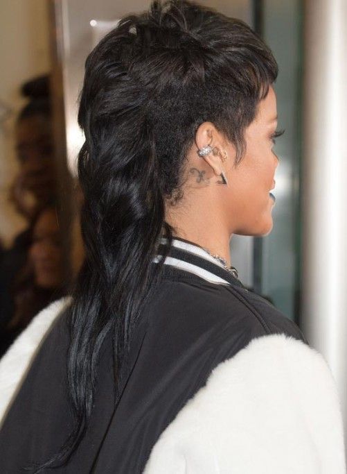 Image: Getty Rihanna Mullet, Shoulder Layered Haircuts, Short Hair Long Bangs, Rihanna Short Hair, Ombre Wavy Hair, Dunner Wordend Haar, Rihanna Hairstyles, Mullet Haircut, Haircut Inspiration