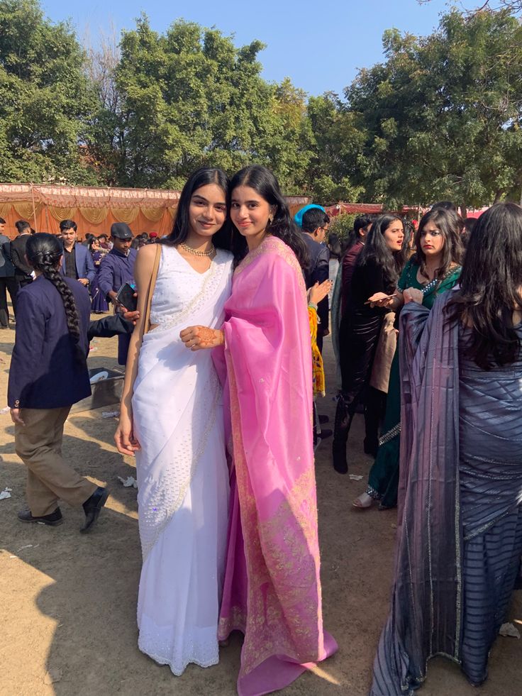 Saare Poses With Friends, Saree Fairwell, Farewell Sarees Colleges, Desi Poses, Traditional Pics, Farewell Pictures, Farewell Saree, Farewell Sarees, Saree Ideas