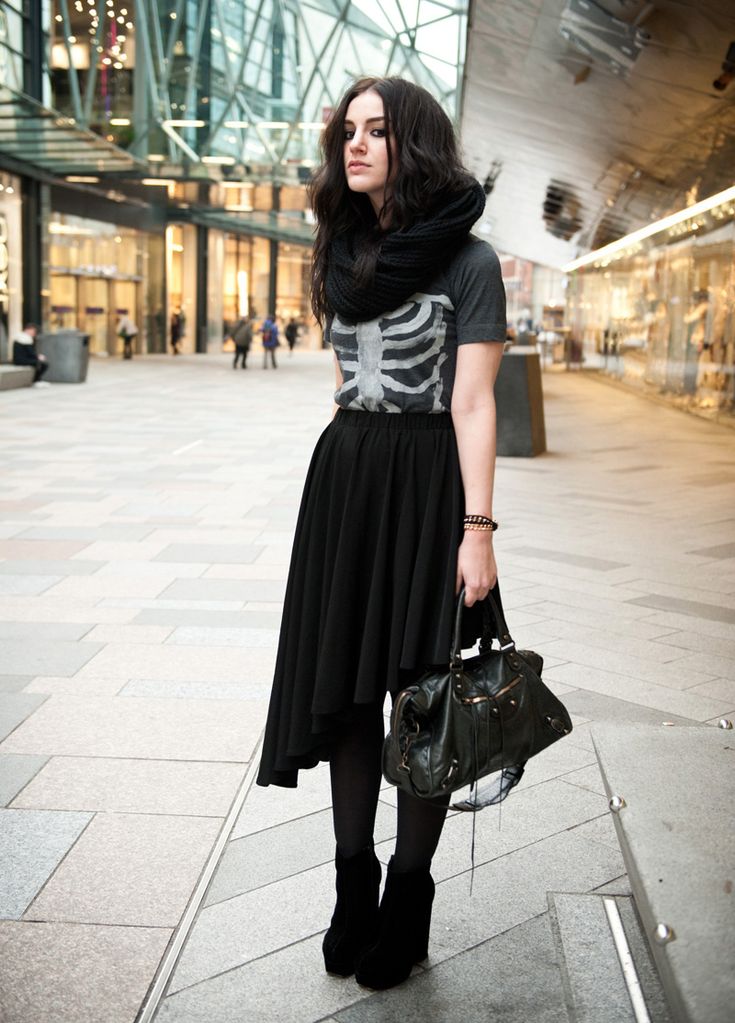 FAIIINT Outfit Urban Outfitters Outfit, Corporate Goth, Strega Fashion, Casual Goth, Neo Gothic, Goth Outfit, Midi Flare Skirt, Rock Punk, Looks Black