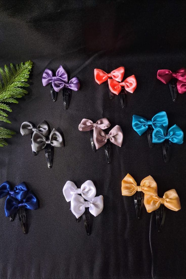 Satin bow hair clips Hair Tie Accessories, Customised Gifts, Snap Clips, Diy Hair Accessories, Bow Clips, Headband Hairstyles, Diy Hairstyles, Hair Ties, Scrunchies