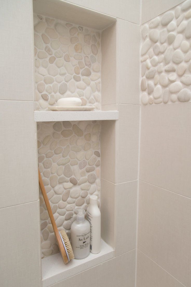 Tumble White Leveled Pebble bathroom tiles for walls are very easy for installing tile backspalsh and tile floor installation. As a natural stone, 12" x 12" Mosaic - Leveled Floor, Wall, Backsplash, Indoor, Outdoor can be fit many kitchen tile backsplash ideas incredibly well. Tile flooring with Crema Marfil natural stones will bring Spanish vouge into your home. For more about how to grout tile, please contact with us! Drømme Bad, Design Interior Baie, Makeover Kamar Mandi, Bilik Air, Bad Inspiration, Shower Niche, Decor Baie, Room Remodel, Basement Bathroom