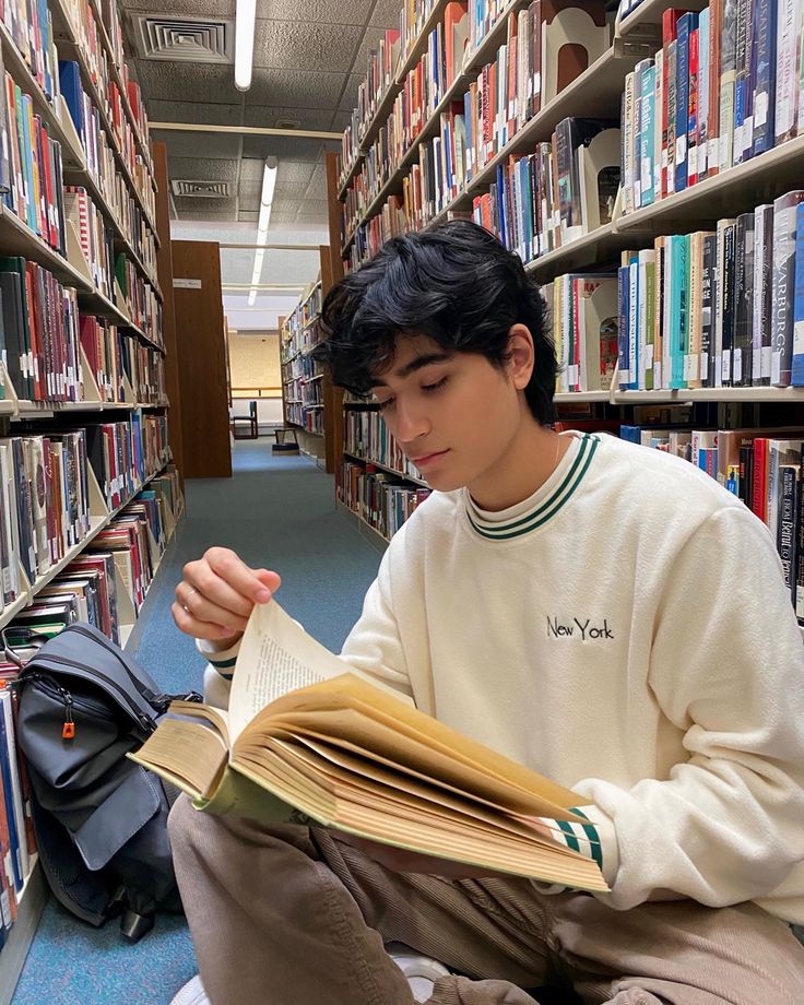 Aesthetic boy reading book pretty boy fall fashion Nerd Guy Aesthetic, Artsy Boy, Ravi Singh, Nerd Aesthetic, Nerdy Guys, Cute Nerd, Guys Read, College Guys, Exam Motivation