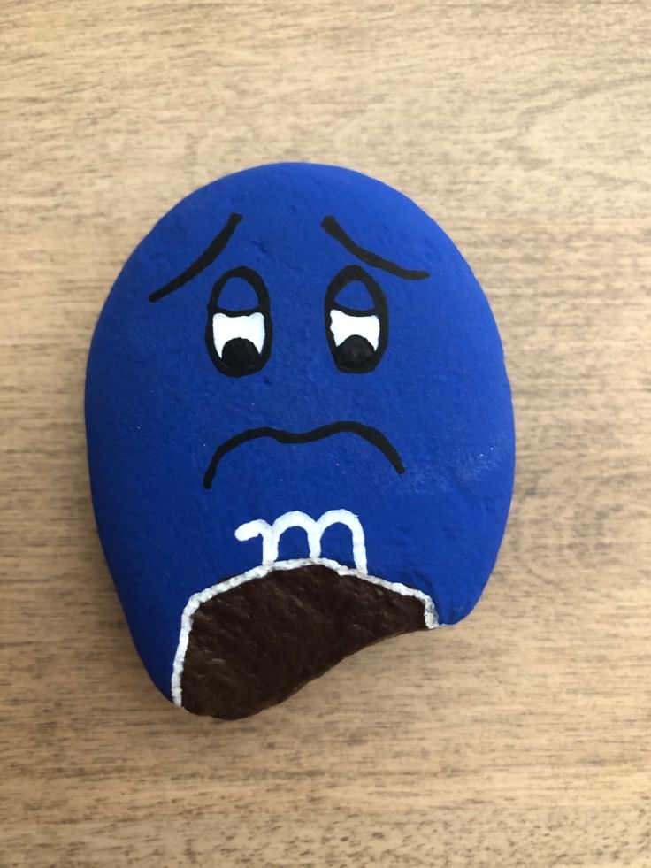 Rock Painting Ideas Cartoon, Aesthetic Pebble Painting, Kawaii Painted Rocks, Smile Rock Painting, Funny Faces Painted On Rocks, Paint Shells, M M Candy, Painting Stones, Painted Pebbles