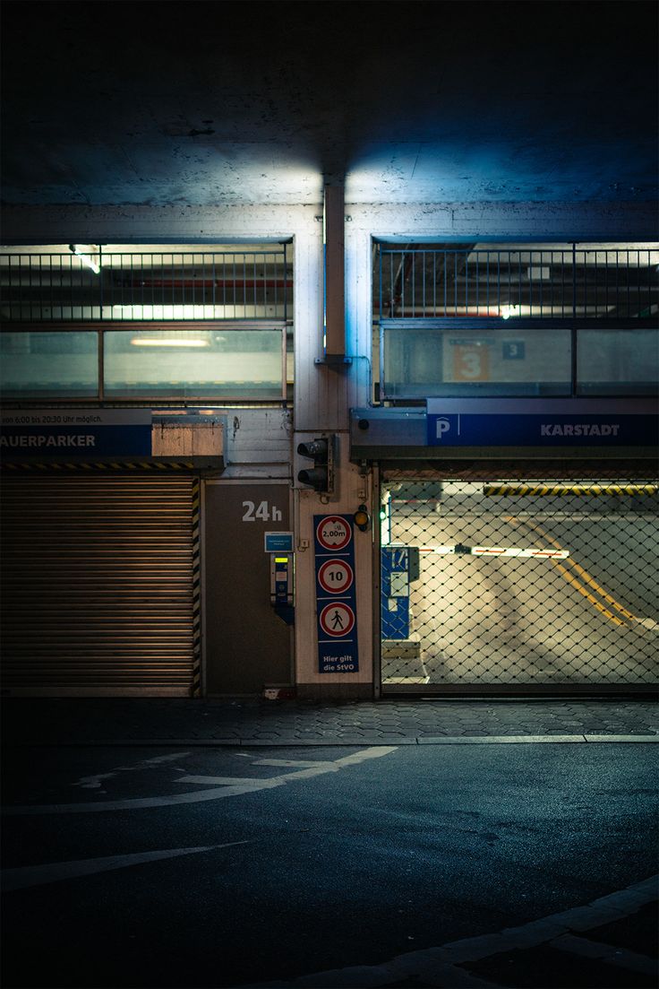 an empty parking lot at night with no people