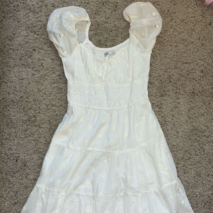 New Without Tags. Never Worn. Hollister White Dress. Size Xs Hollister Dress, Velvet Dress Short, Dress Logo, Floral Velvet Dress, Cable Knit Sweater Dress, Hollister Dresses, Dress Cottagecore, Short Summer Dresses, Mini Sundress