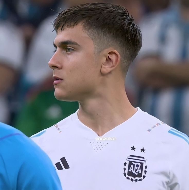 0.5 Fade Haircut Men, Mid Fade Short Haircut Men, Football Players Haircut, Paulo Dybala Haircut, Short Hair Men Fade, Short Men Haircut Fade, Mullet Buzzcut, Dybala Hairstyle, Dybala Haircut