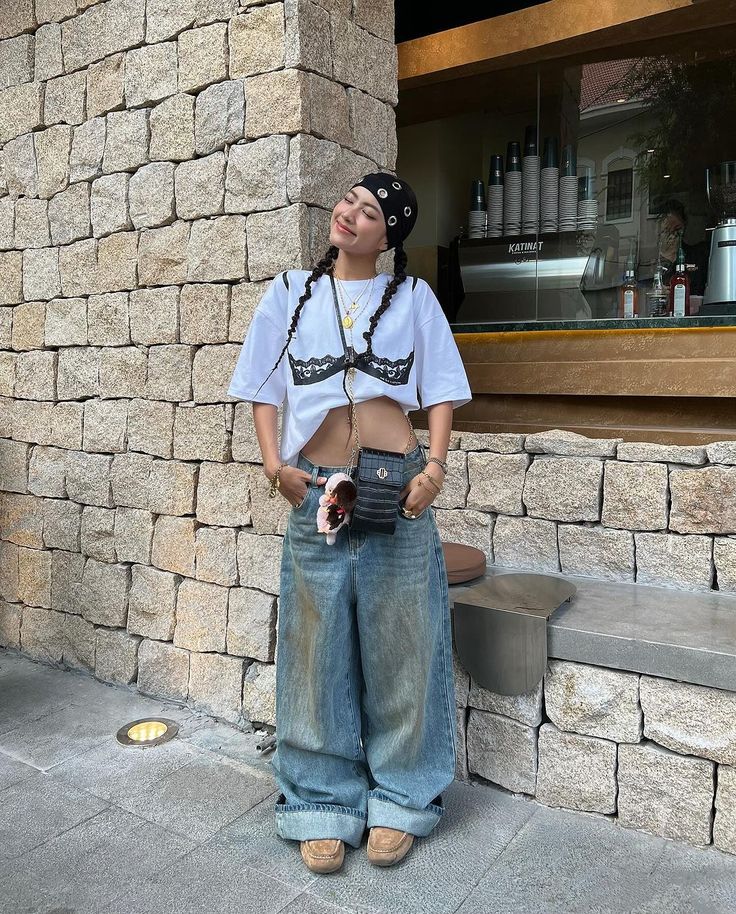 Baggy Cuffed Jeans, Y2k Outfits Baggy, Baggy Shirt Outfit, Cuffed Jeans Outfit, Runway Fashion Outfits, Berlin Fashion Street, Outfits Baggy, Head Scarf Styles, Streetwear Fits