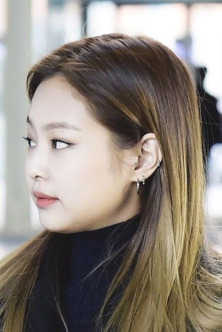 Blackpink Kpop Earrings, Unique Ear Piercings, Ear Piercing Ideas, Pretty Ear Piercings, Cute Ear Piercings, Piercing Ideas, Healthy Lifestyle Inspiration, Elegant Tattoos, Ear Piercing