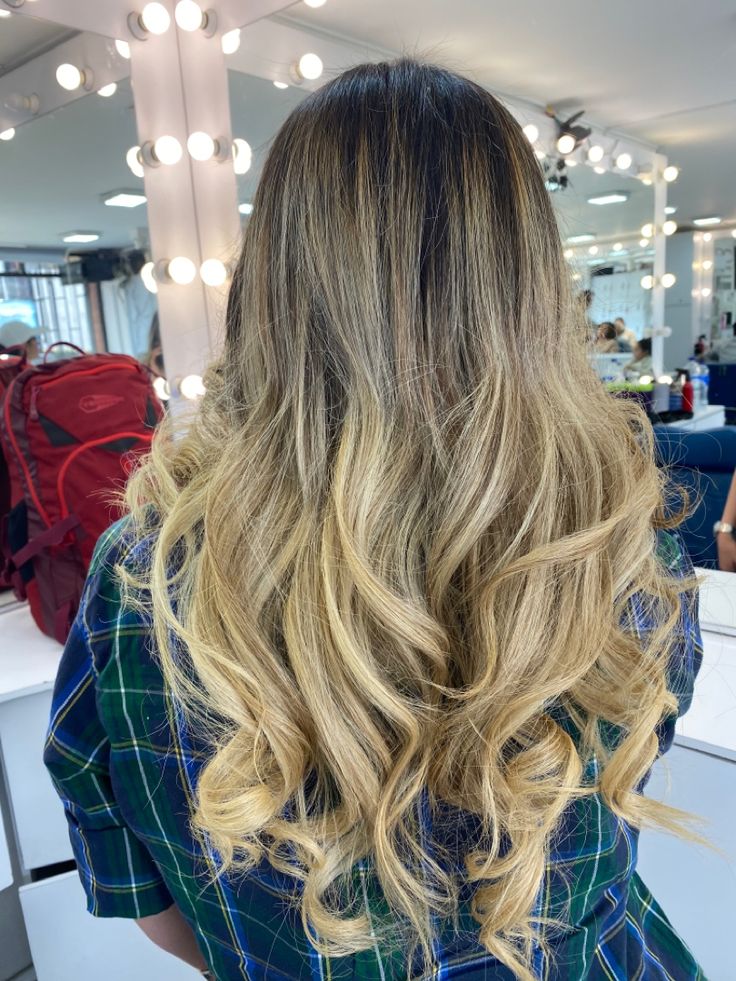 Un balayage con degrade entre tonos irisados beige y dorado Color Perla, Irises, Balayage, Cafe, Long Hair Styles, Hair Styles, Hair, Beauty, Color