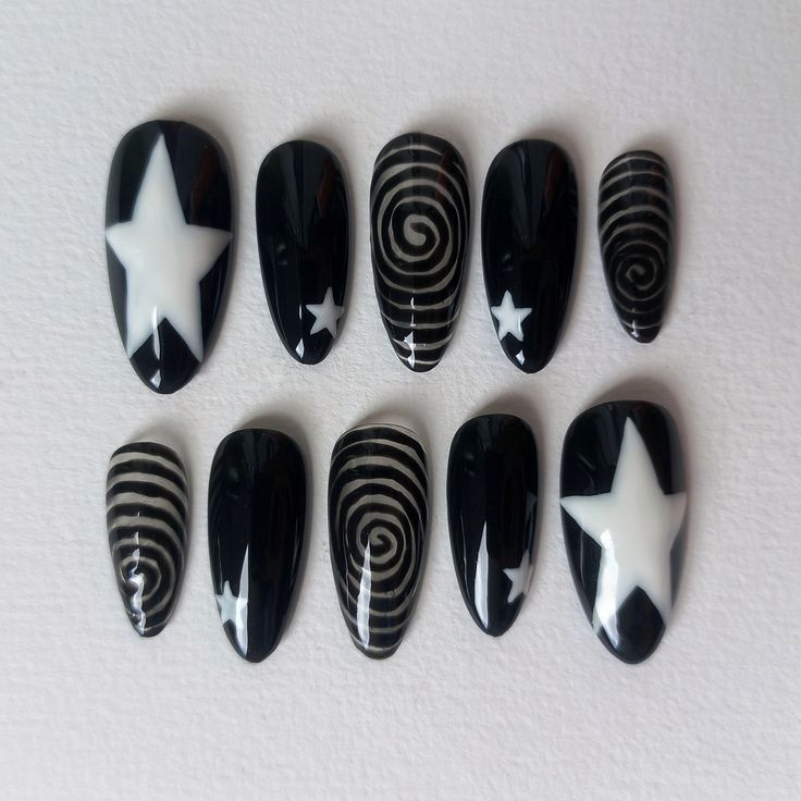 ig: starellaaz Black Base Nails, Emo Summer Nails, Simple Aesthetic Nail Designs, Black Alt Nails, Whimsy Goth Nails, Cute Grunge Nails, Alt Nails Acrylics, Trendy Black Nail Designs, Gothic Nail Ideas