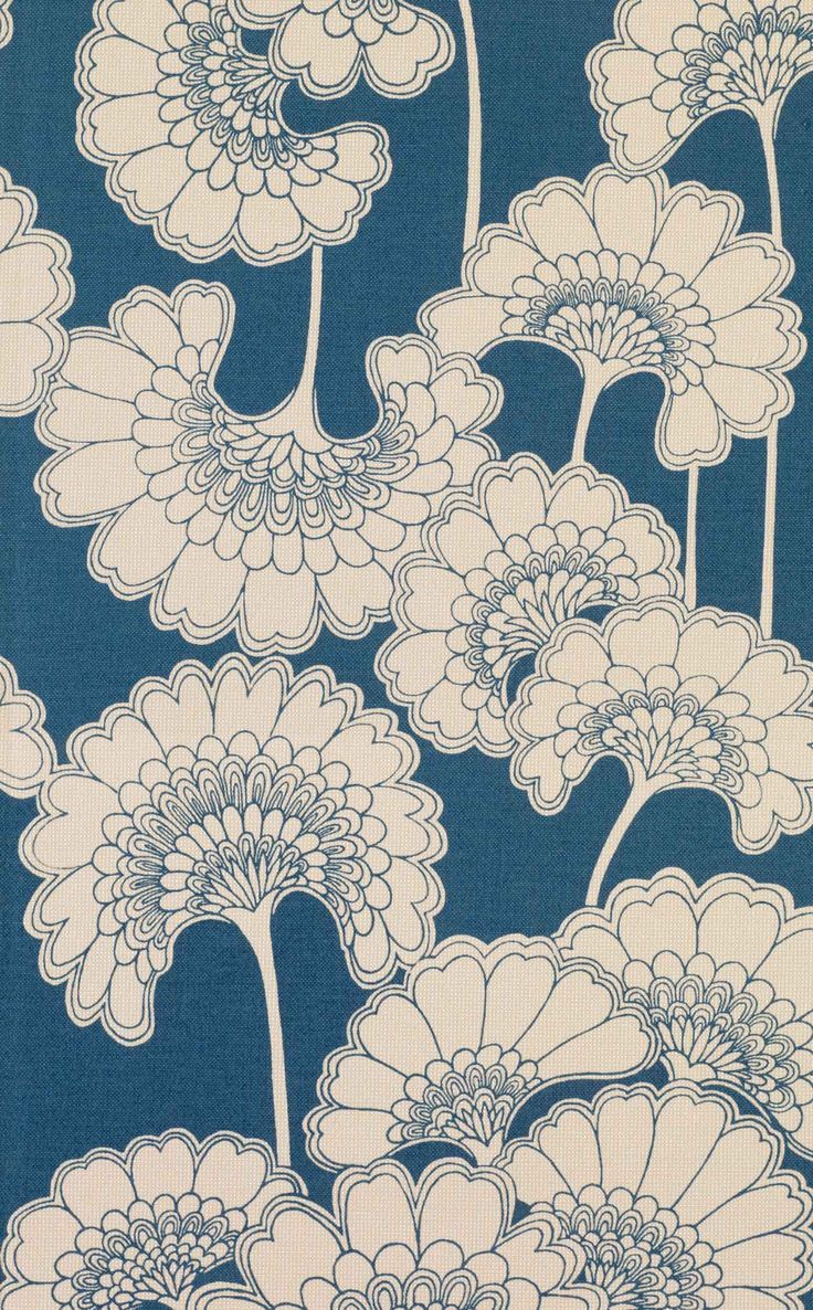 a blue and white flowered wallpaper with large flowers on the bottom half of it