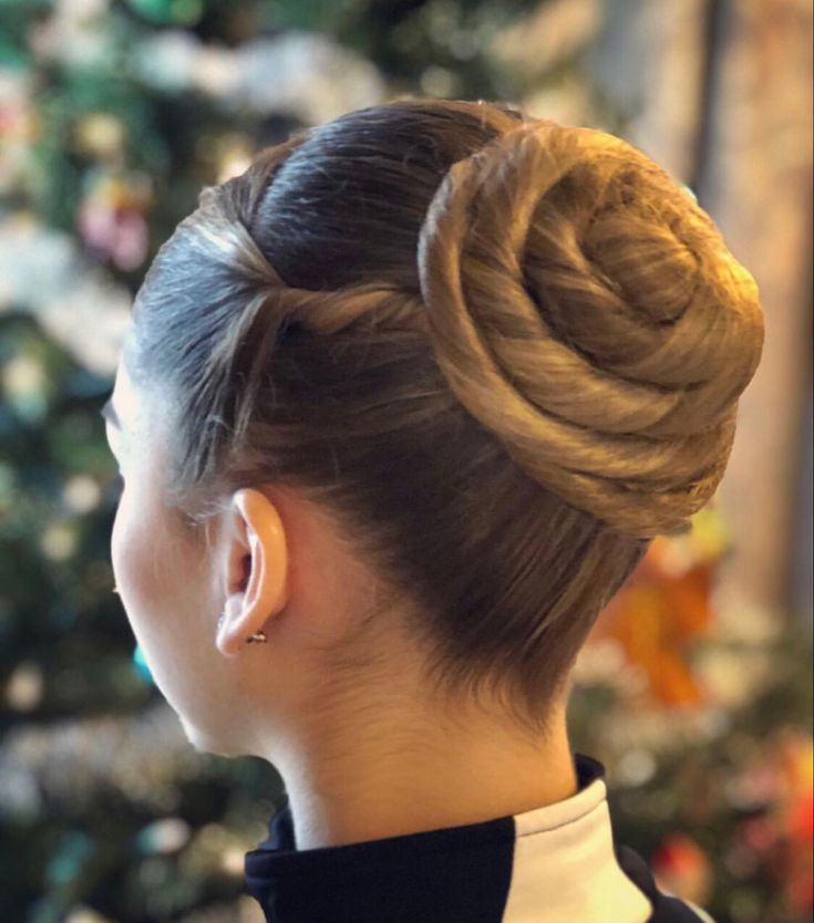 Ballerina Bun Curly Hair, Ballet Practice Hairstyles, Ballet Bun Styles, Ballet Hair Styles Dancers, Fancy Ballet Buns, Cool Ballet Buns, Bun Hairstyles For Ballet, Unique Ballet Buns, Ballet Buns For Long Hair