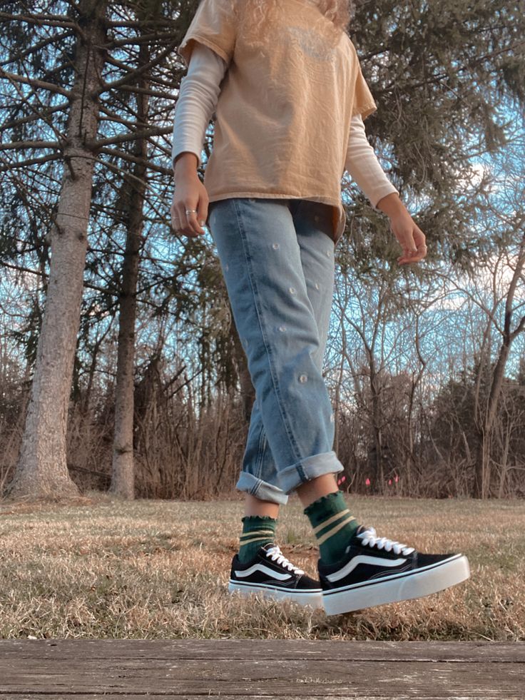 Vans Autumn Outfit, Vans With Crew Socks Outfit, Vans Shoes Women Old School, Vans Low Top Outfits, Vans And Socks Outfits Women, Platform Van Outfits, Outfit Ideas Vans Old Skool, Black Vans Platform Outfit, Vans Era Outfit Girl